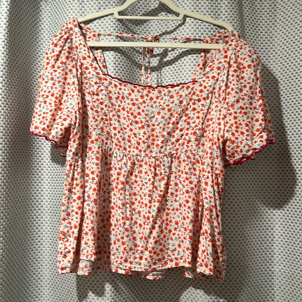 Blue and red floral top with square neckline!♥️
